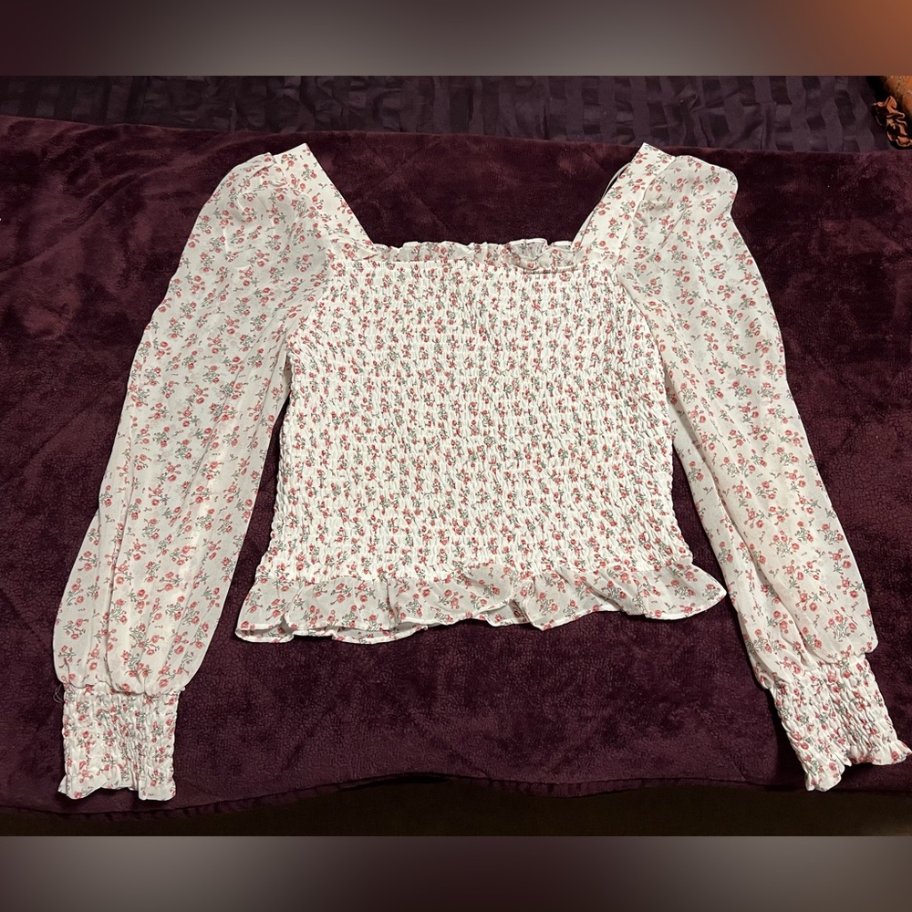 NWOT Beautiful Floral Top - Small
